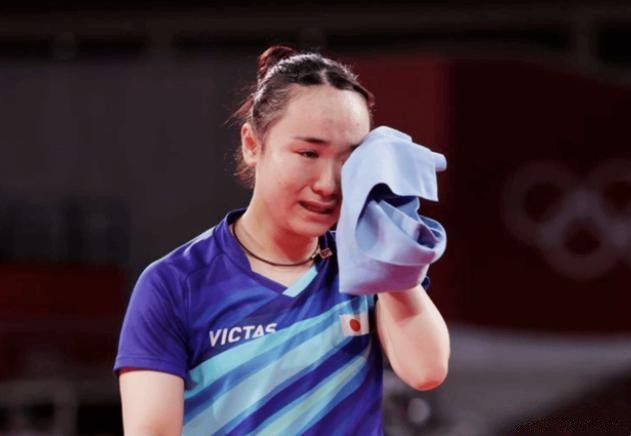 掉往父亲的小梅随母离乡开启了新的糊口，本来协调夸姣的家庭却被母亲的含冤离世而打破。面临继父瘫痪，姐姐刁难，小梅受尽磨难却依然不离不弃，独自一人用她消瘦的肩膀撑起一个家，糊口像春芽初发一样垂垂有了朝气和活力色。被传染感动的姐姐一路肄业，期看能帮忙小梅分管家庭重担，继父的愁容也逐步磨灭。但意想不到的工作仍是产生了，这个家庭再次堕入窘境，但小梅却像一树永不残落的梅花含苞怒放，她的坚贞不拔、不畏艰巨的精力，让一个濒临尽境的家庭得以更生。